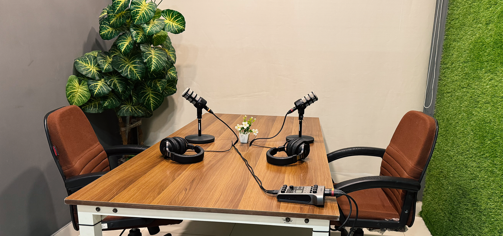 global-workspace-podcast-room–website-slider